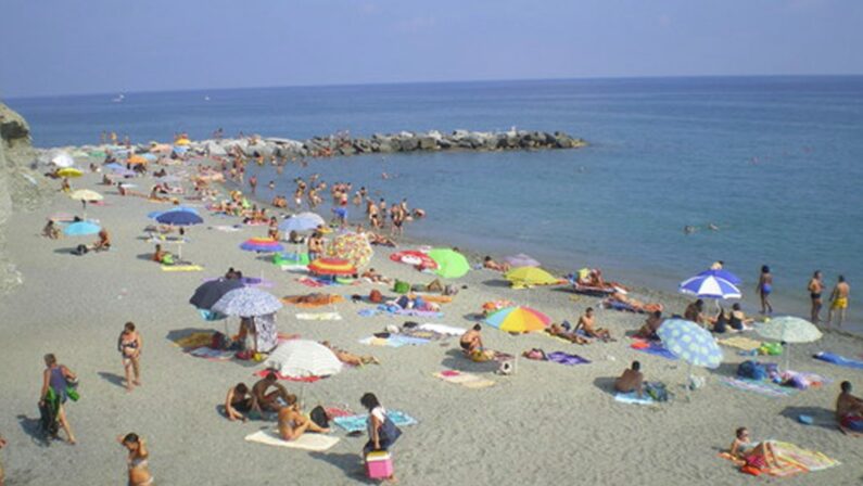 Fase 2: Legambiente Campania, giù mani da spiagge libere, sono beni comuni