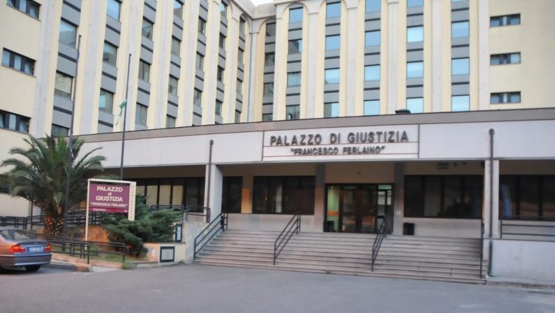 Anziani maltrattati in una clinica del Catanzarese, 17 persone a processo