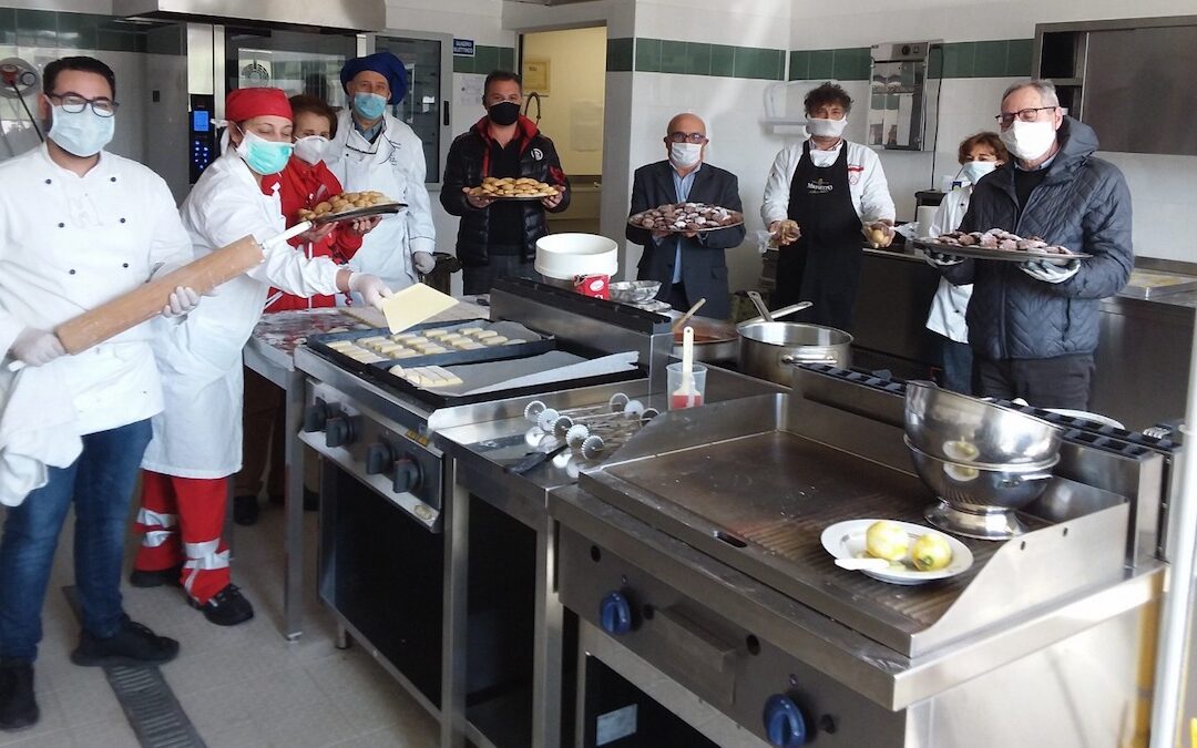 Vibo Valentia, per la Festa della Mamma gli studenti cucinano 260 pasti per le famiglie in difficoltà
