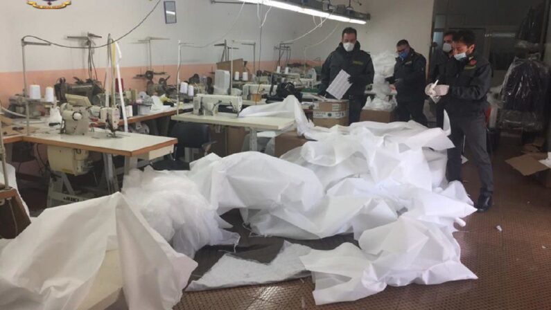 Coronavirus, fabbrica abusiva di mascherine sequestrata nel Casertano