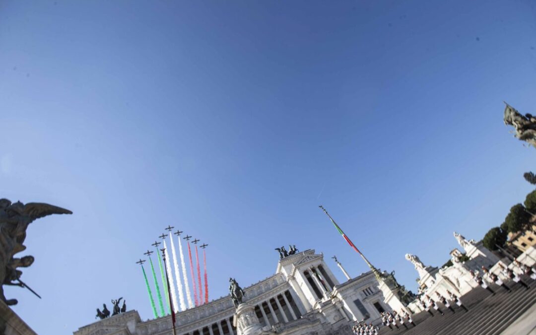 2 giugno, Mattarella depone corona all’Altare della Patria