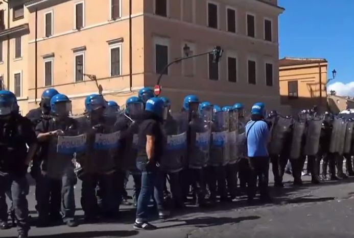Tensione al Circo Massimo, lancio fumogeni durante manifestazione Fn
