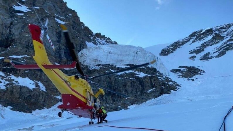 Aosta, recuperato il corpo dell’alpinista caduto in un crepaccio