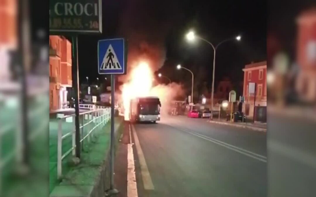 Roma. Ancora un bus in fiamme nella notte