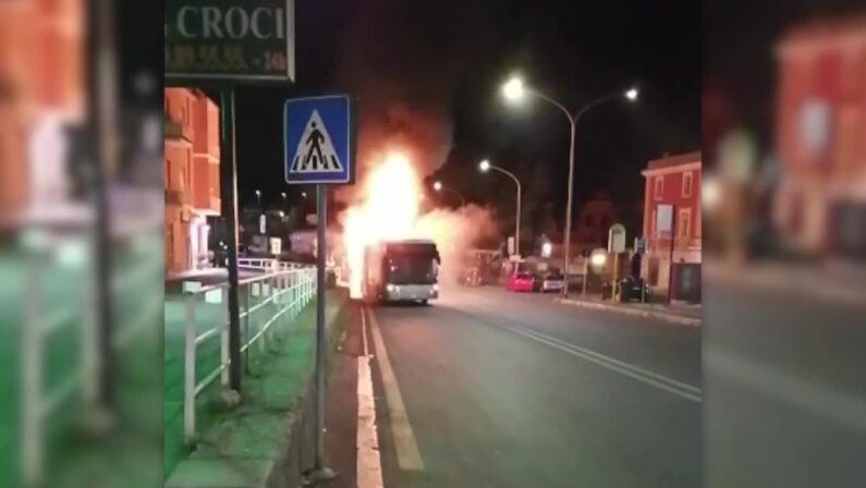 Roma. Ancora un bus in fiamme nella notte