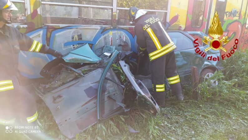 Incidente ad Avella, auto travolta dal treno al passaggio a livello