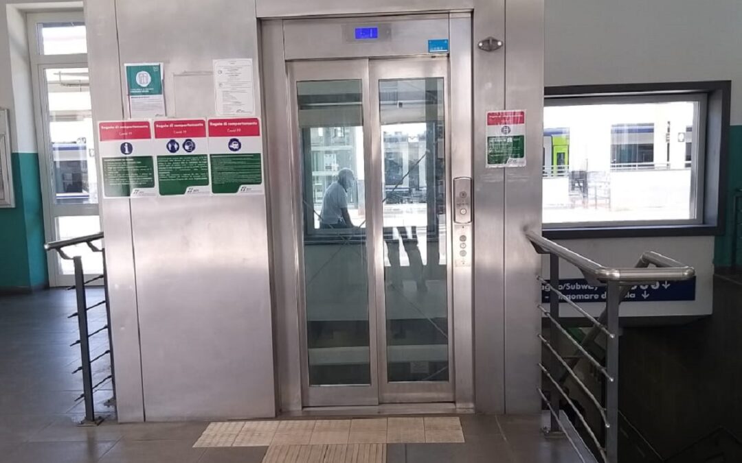 Uno dei nuovi ascensori della stazione di Paola