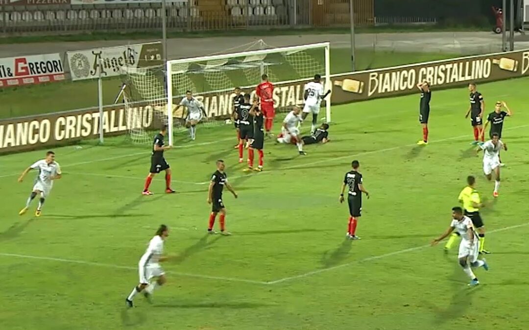 La festa per la rete che ha portato in vantaggio il Crotone