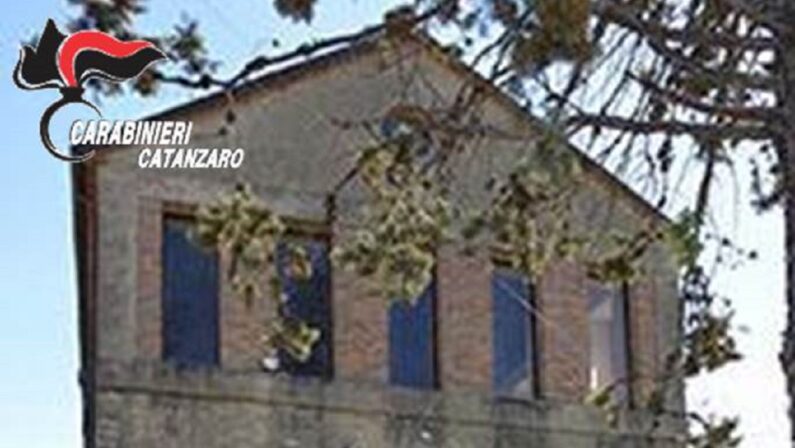 Rubate due antiche acquasantiere da una chiesa in provincia di Catanzaro