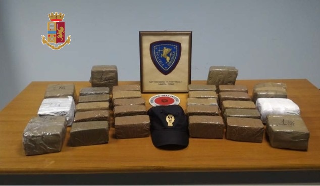 In auto con 20 chili di hashish, arrestato in autostrada nel Catanzarese