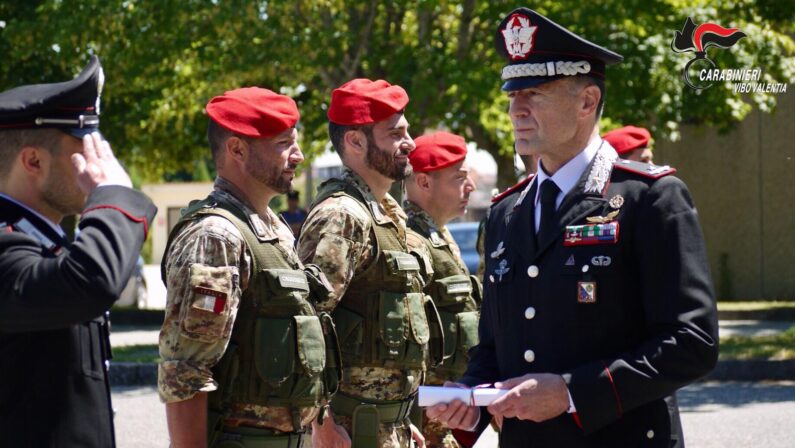 Vibo, il generale dei carabinieri Paterna assegna gli encomi ai militari Vibonesi