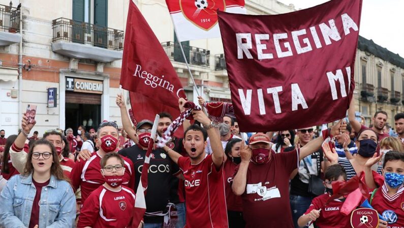 FOTO - La Reggina torna in Serie B, la festa per le strade