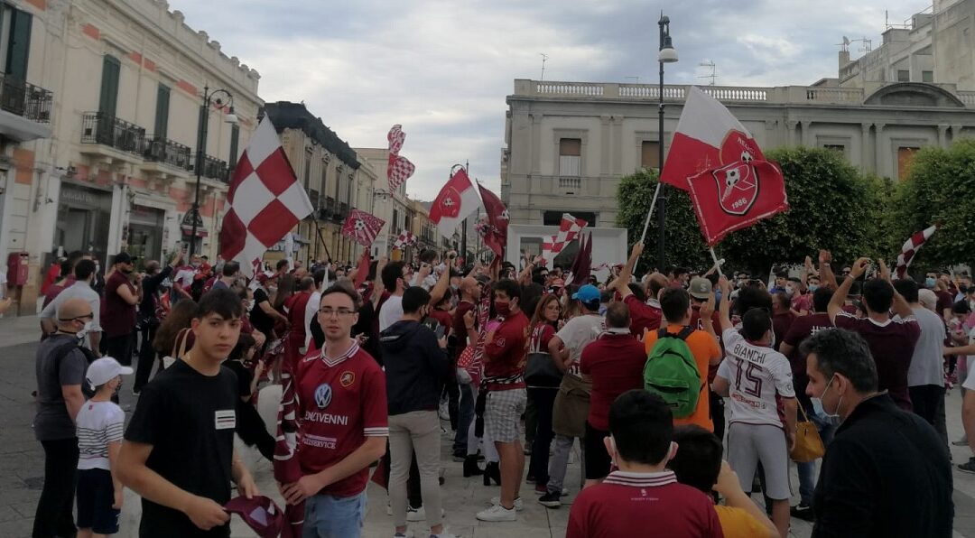Tifosi della Reggina in piazza