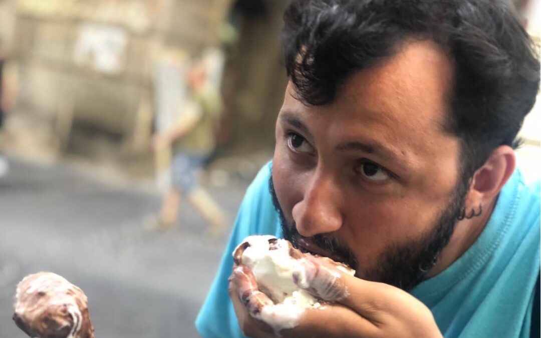 Giulio Vita con il gelato, una delle sue grandi passioni