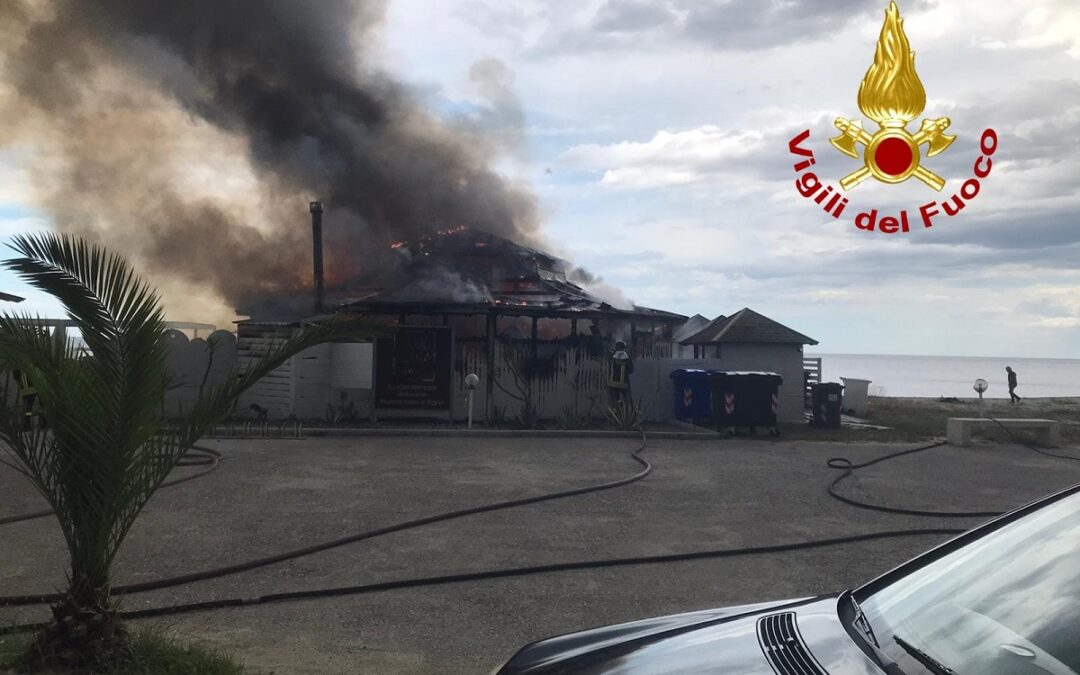 VIDEO – Scoppia un incendio in uno stabilimento balneare di Sellia Marina