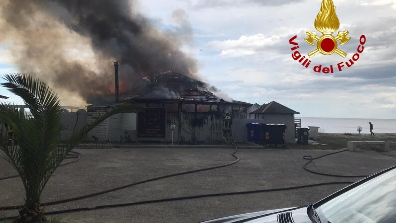 VIDEO - Scoppia un incendio in uno stabilimento balneare di Sellia Marina