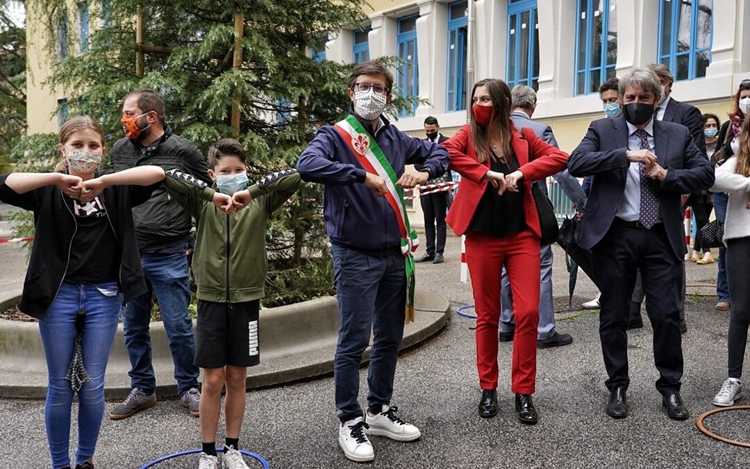 Dario Nardella, sindaco di Firenze balla tra gli studenti