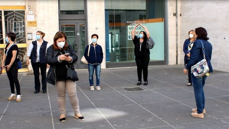 Cosenza, asili nido e ludoteche ancora chiusi: protesta di operatori e genitori davanti al Comune