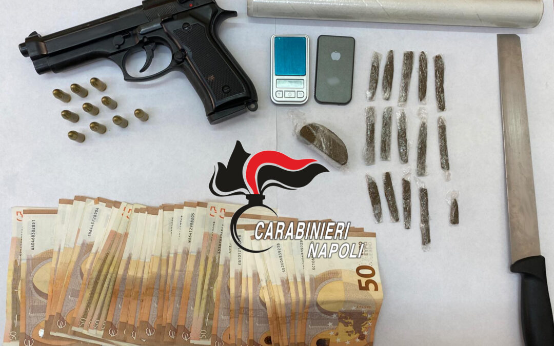 In casa: droga, pistola, munizioni e quasi 3mila euro sotto al materasso. Arrestato pusher 42enne