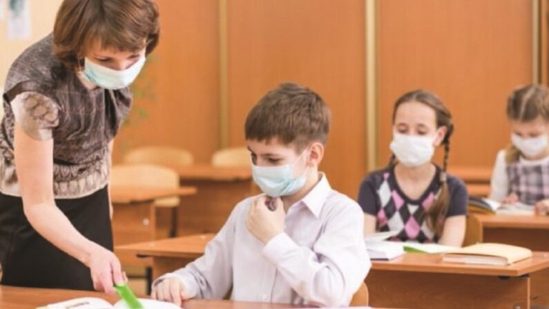 Coronavirus, Santelli fissa le regole per scuola e sbarchi con una nuova ordinanza