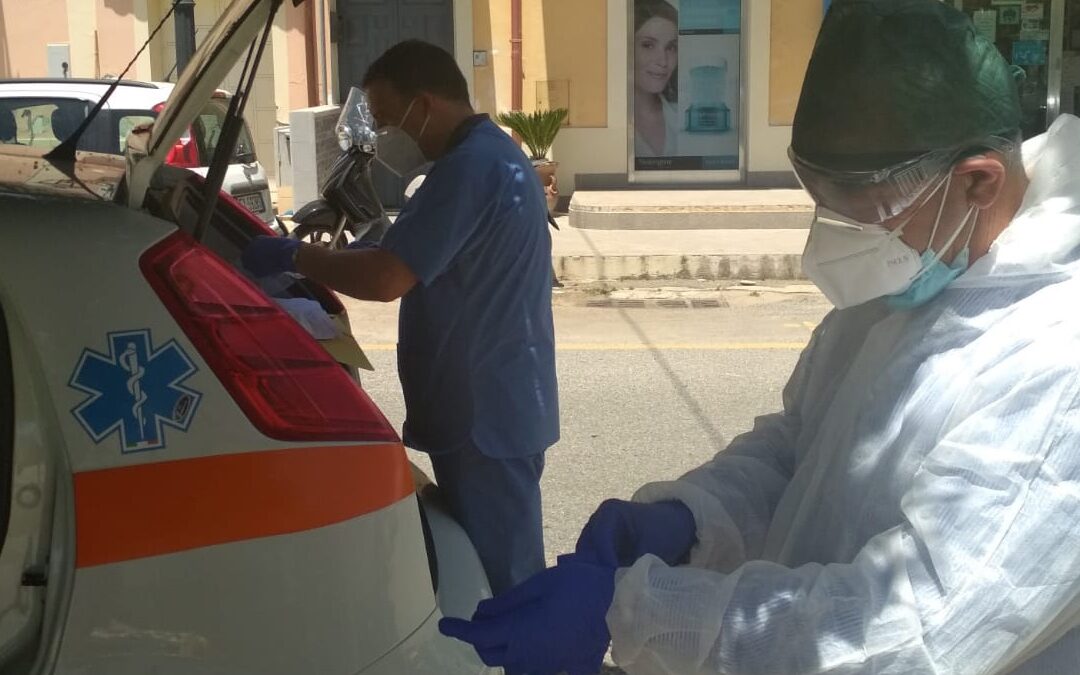 I tecnici dell'Asp al lavoro per effettuare dei tamponi a Nicotera