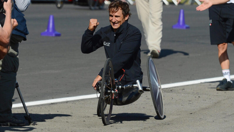 Alex Zanardi fra la vita e la morte, condizioni stabili ma gravissime dopo l'incidente in handbike