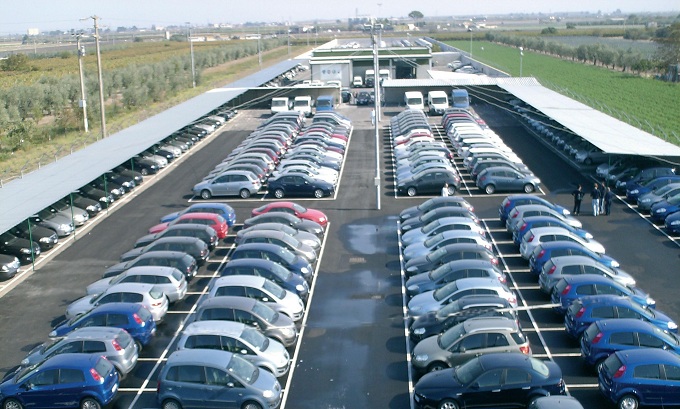 Un piazzale di autovetture in vendita