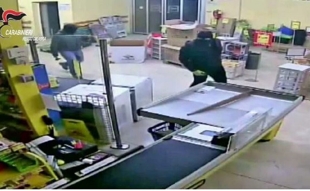 VIDEO – Operazione “Banda del buco”: le immagini dei furti nelle aziende della provincia di Reggio Calabria