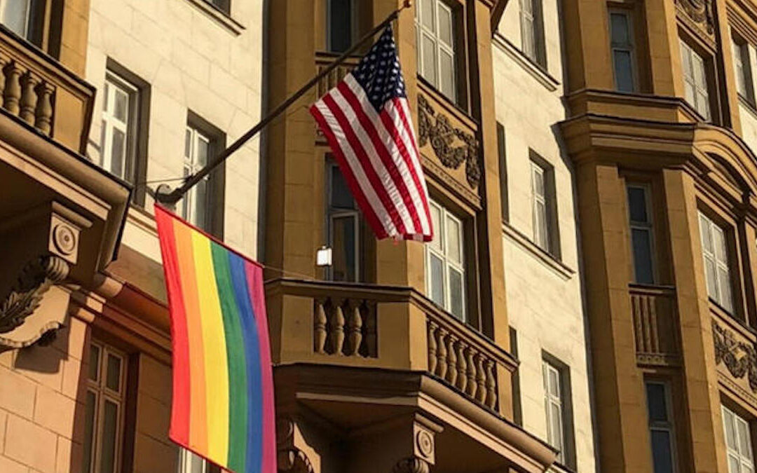 La bandiera Lgbt sull'ambasciata Usa a Mosca (Foto Ansa)