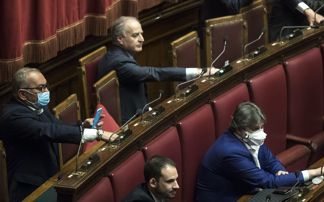 La Card di Pietrangelo Buttafuoco Comparse con le mascherine