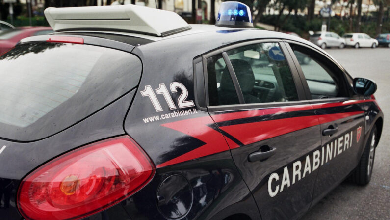Rubano un'auto e tentano di investire un carabiniere, arrestati due giovani catanzaresi