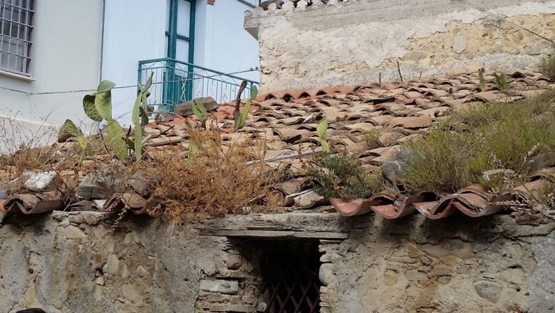 Paese mio che muori adagio sulla collina