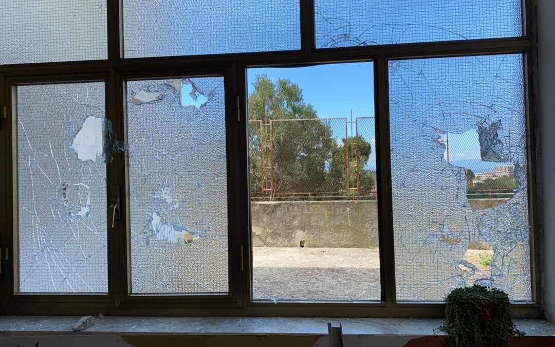 Una delle vetrate danneggiate