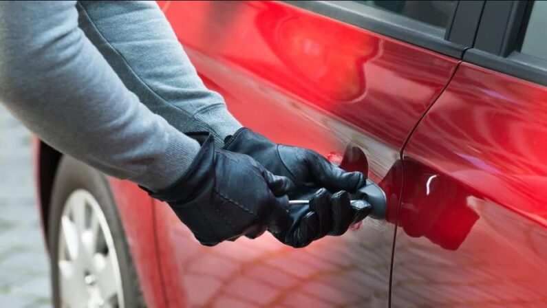 Ladri di auto in azione nel Vibonese, prese di mira le Fiat 500