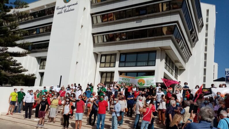 Emergenza rifiuti, la manifestazione di Libera sotto il Consiglio regionale a Reggio Calabria - FOTO