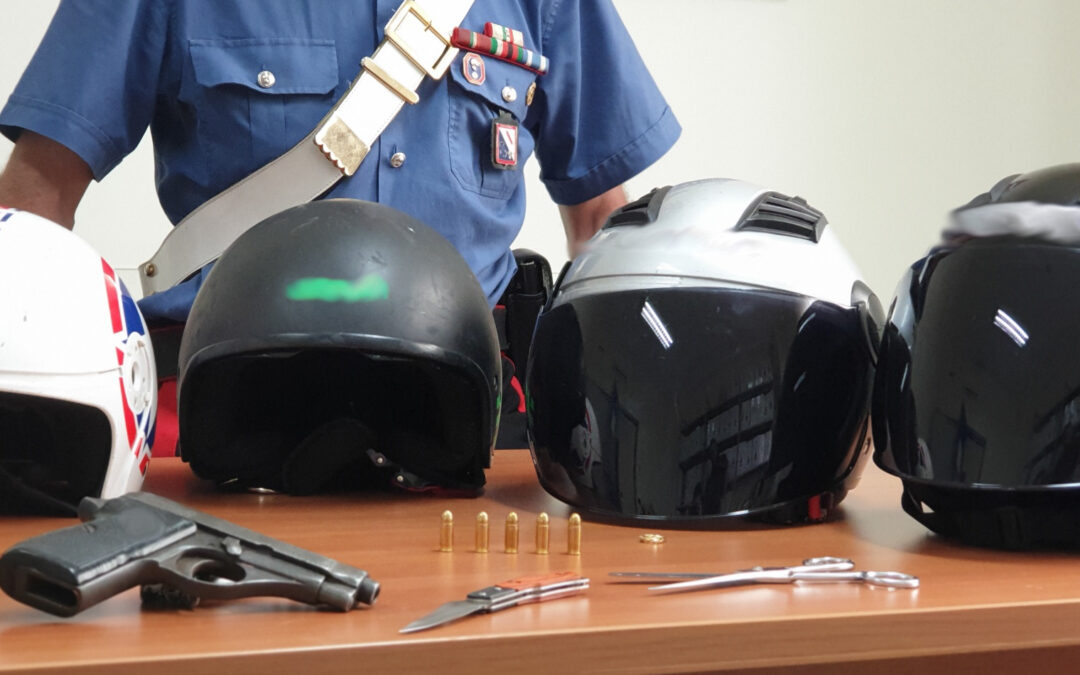 In 4 nell’auto con pistola, coltello e caschi integrali. Carabinieri arrestano 3 ragazzi dopo un inseguimento
