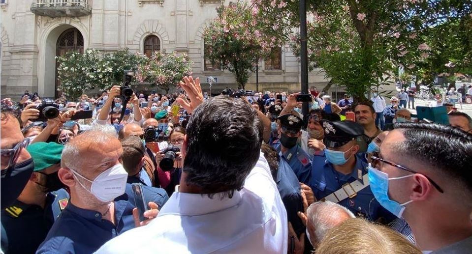 Matteo Salvini, di spalle, circondato dai sostenitori a Reggio Calabria