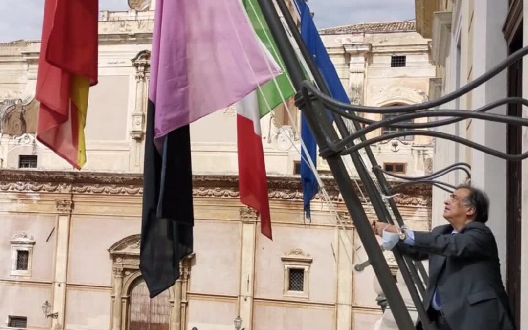 Palermo in C, il sindaco espone la bandiera in Comune