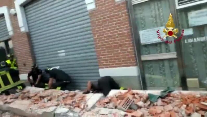 Crolla il solaio di un edificio, muoiono mamma e i suoi due bambini