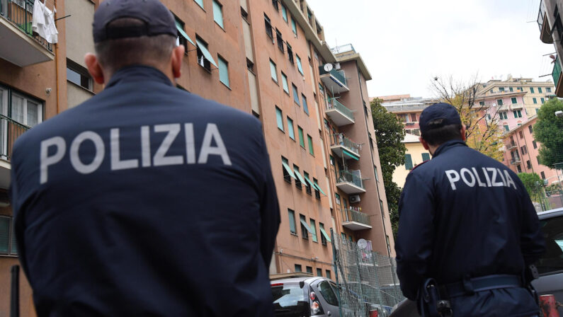 Aggredisce un coetaneo davanti scuola con una mazza, minorenne denunciato nel Reggino