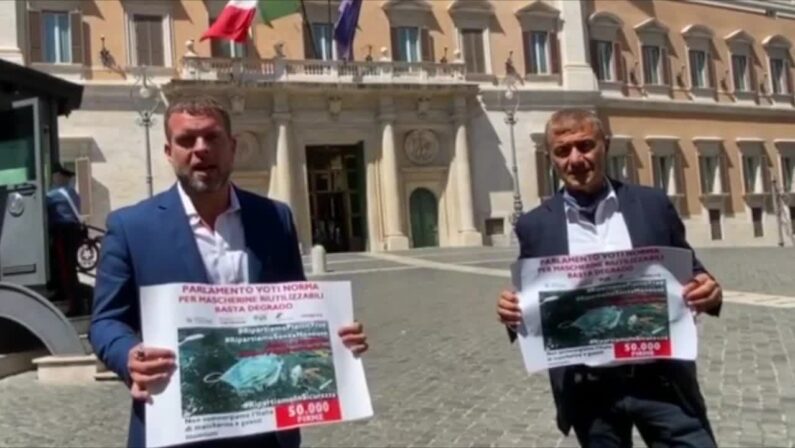Pecoraro Scanio: “Mare non diventi discarica di mascherine”