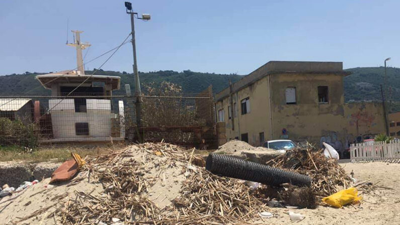 Spiagge invase dai rifiuti a Vibo Marina, l’allarme della Confasila