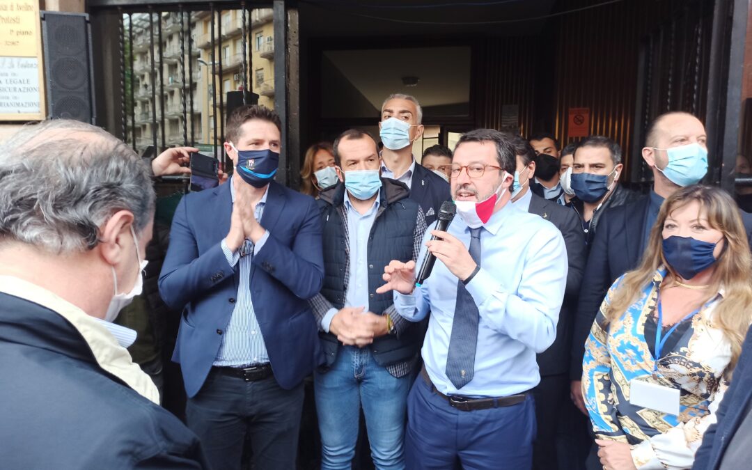 Lega, uova contro Salvini, denunciate due studentesse avellinesi