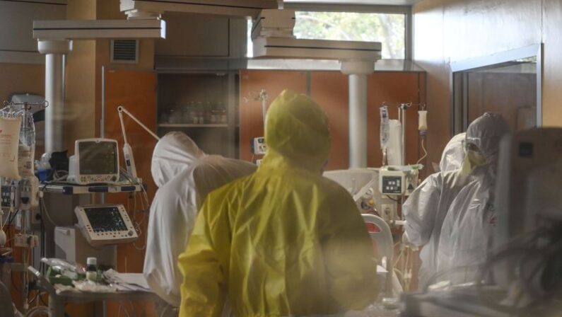 Coronavirus, cresce il numero di nuovi casi ma deceduti in calo