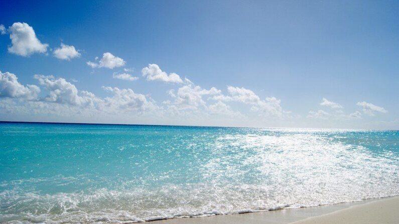 In vacanza pochi laureati e per agosto 4 camere su 10 prenotate