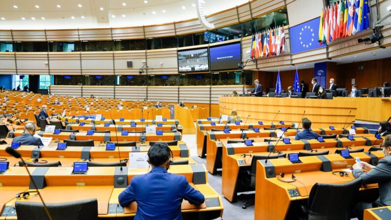 Sanità, il Parlamento Ue chiede un ruolo più forte per l’Europa