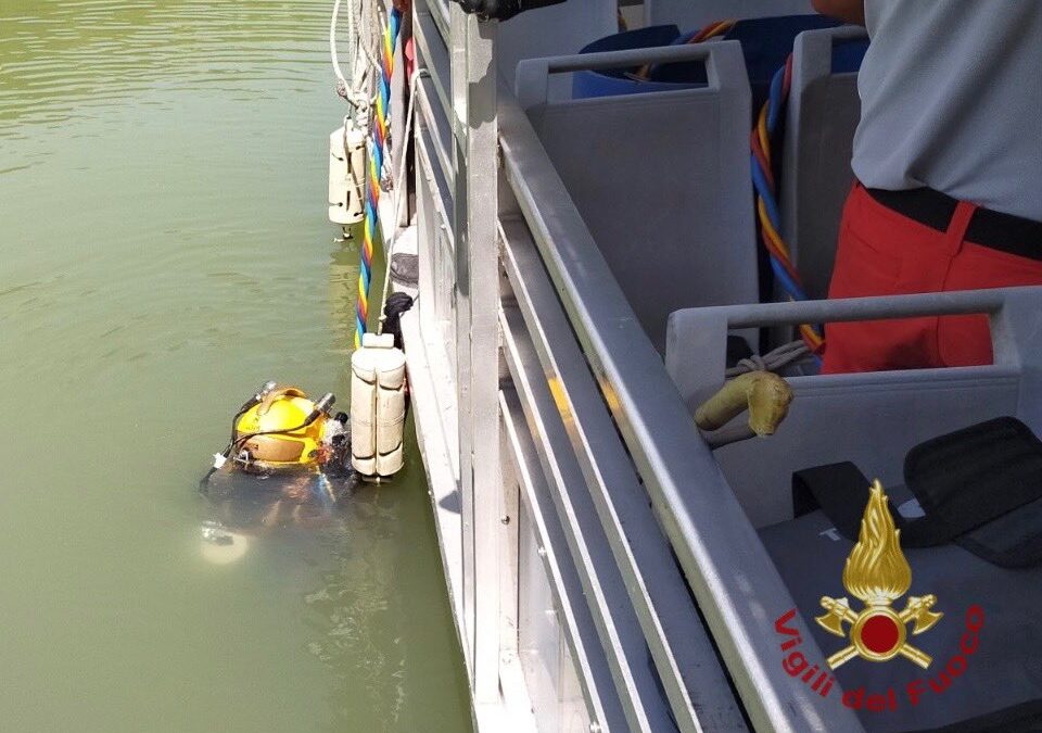 Elicottero nel Tevere, recuperati i corpi delle due vittime
