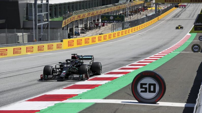 Pole Hamilton sotto la pioggia a Spielberg, Vettel 10° precede Leclerc