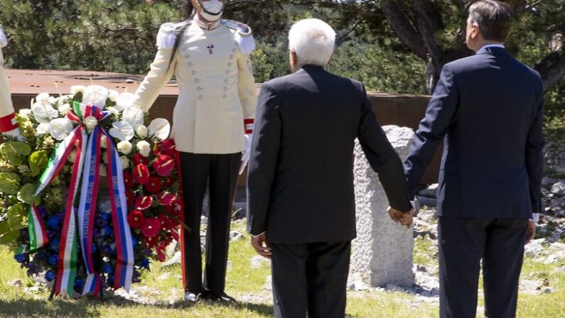 Incontro Mattarella e Pahor a Trieste, mano nella mano davanti a foiba