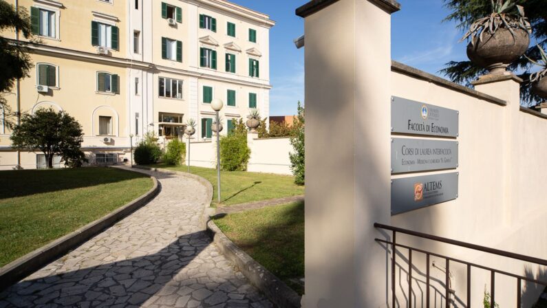 Università Cattolica, Economia: a Roma giovedì test per corso triennale